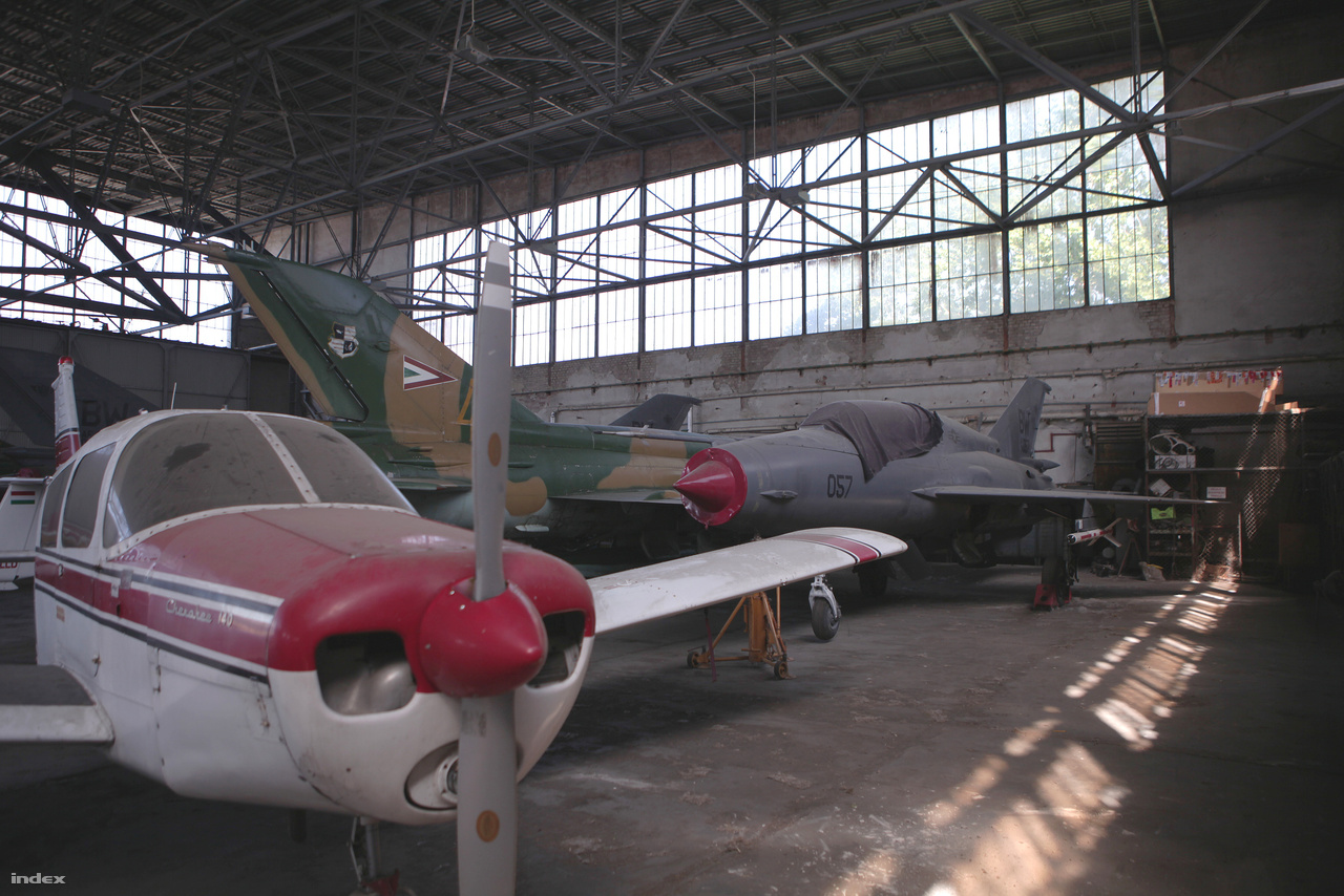 MiG-21-es vadászgépek a budaörsi reptér nagyhangárában