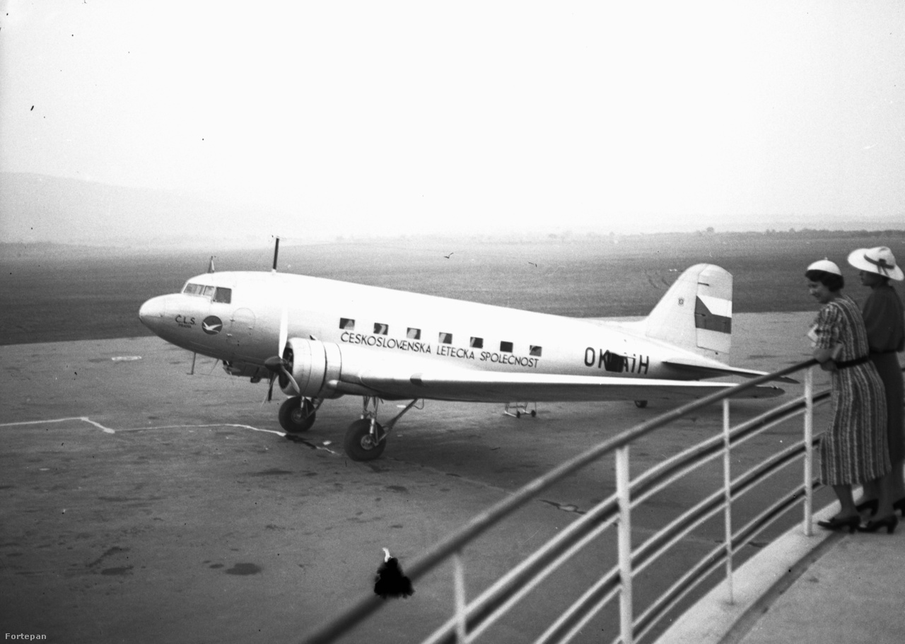 1939. A csehszlovák ČLS légitársaság Douglas DC-3 típusú utasszállító repülőgépe.