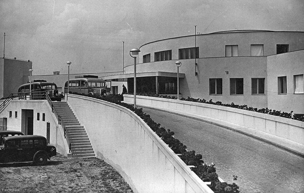 1940. A reptér főbejárata.
