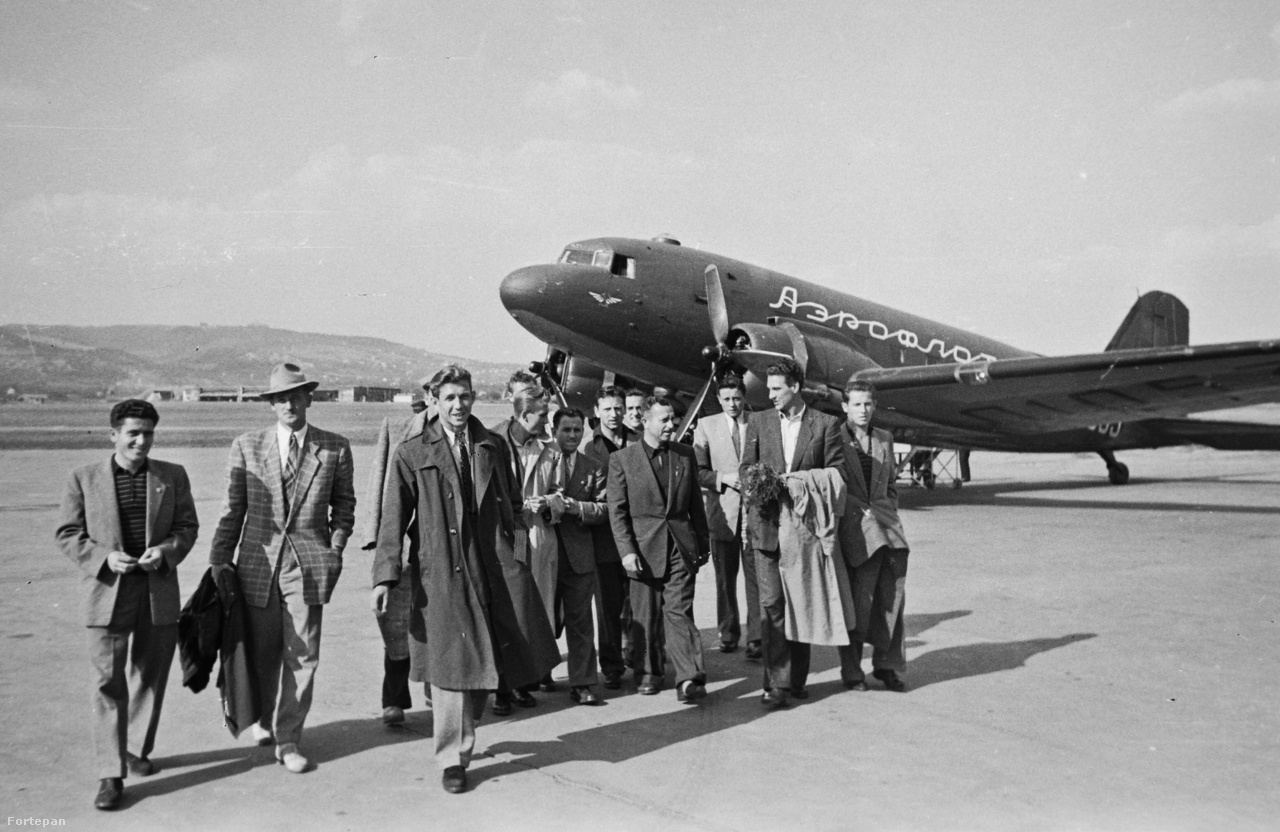 1949. A Vasas futballcsapata, balról a második, kalapban Lóránt Gyula, középen a második sorban, kihajtott gallérú, sötét ingben Illovszky Rudolf, jobbról a második Szilágyi I Gyula. A háttérben egy Liszunov Li-2 típusú repülőgép.