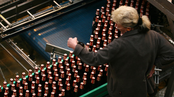 A kánikula miatt vedelik a sört a magyarok, teljes kapacitással pörögnek a gyárak