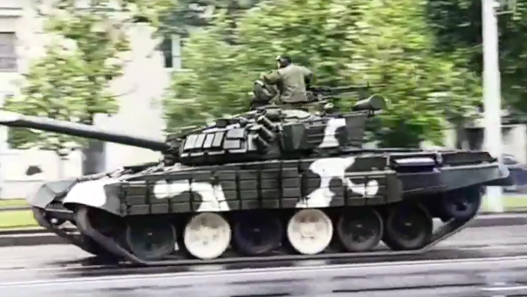 Parádézó tank rombolt Minszkben