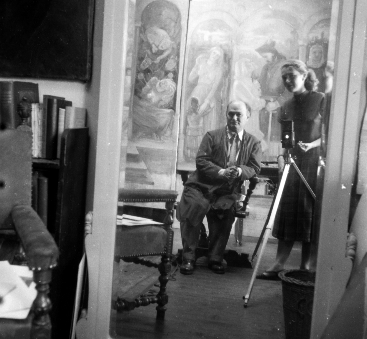 Akik már régóta ismerik egymást: Szenczi Mária és Ruzicskay György a festőművész-grafikus  epreskerti műtermében. Háttérben a Bánk Bán és Tiborc című mű&nbsp;Ruzicskay György (1896–1993) Szarvason született, sok külföldi tanulmányút, évtizedes viharok után végül 1960-ban ide tért vissza. Munkáinak egy részét még életében múzeumban helyezték el.
                        A fotókon szereplő festmények hollétéről semmit sem tudni, viszont a Ruzicskay Alkotóház állandó kiállításában egy-egy kisebb méretű pasztell másolat található róluk. A Bánk bánhoz való kapcsolatáról annyit sikerült csak kideríteni, hogy a dráma 1946-os nagyváradi bemutatóján Ruzicskay tervezte a díszleteket.
