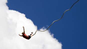 A rossz angoltudás miatt halt meg egy bungee jumpingoló lány