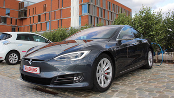Egy Tesla, egy töltés, egy nap, 900 km