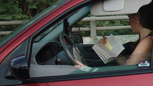 Könyvet olvasott vezetés közben, letartóztatták