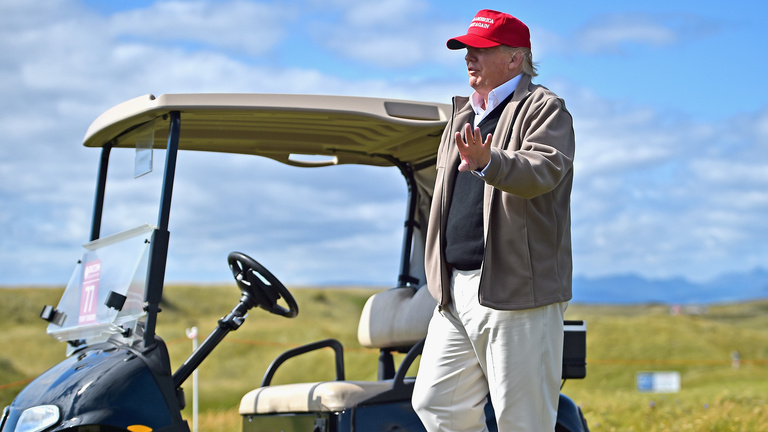 Trump pár napra beugorhat a skóciai golf-üdülőjébe