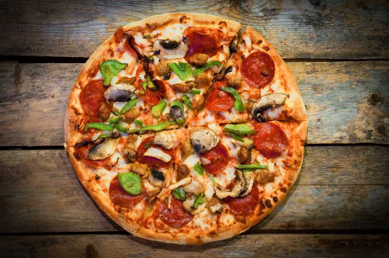 Házi szalámis tepsis pizza