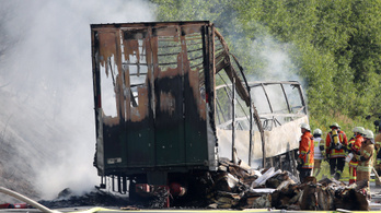 Kiégett egy busz Bajorországban: 18 ember meghalt