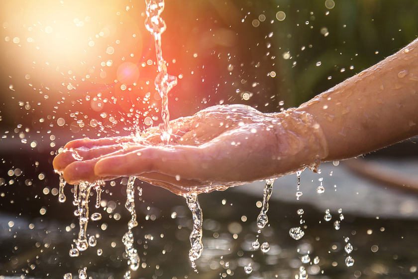 A víz 9 áldásos egészségügyi hatása a szervezetre: leviszi a vérnyomást, megelőzi a gyomorfekélyt