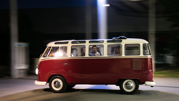 Nagy buli egy ilyen kis Samba – rendesen, össz-szerkesztőségileg rákívántunk a VW buszokra