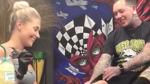 Egy tetoválással kérte meg barátnője kezét