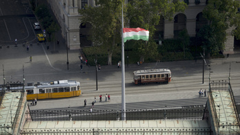 Egy tüntető nyakába varrták a Kossuth téri zászlórúd újrafestését