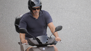 George Clooney olyan lazán robogózik, mint egy igazi olasz