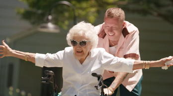 Macklemore 100 éves nagyija minden buliban benne van