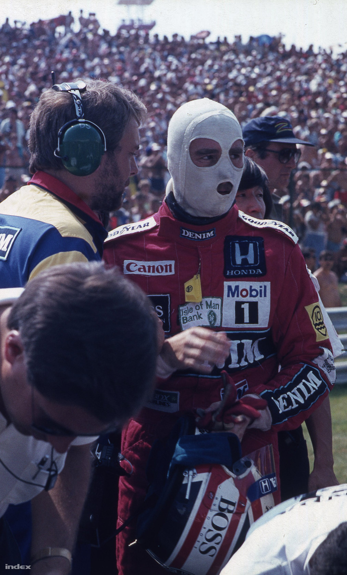 Mansell közvetlenül a rajt előtt. Jellegzetes volt a tűzálló fejvédője, csak a legfontosabb érzékszerveit hagyta szabadon.
