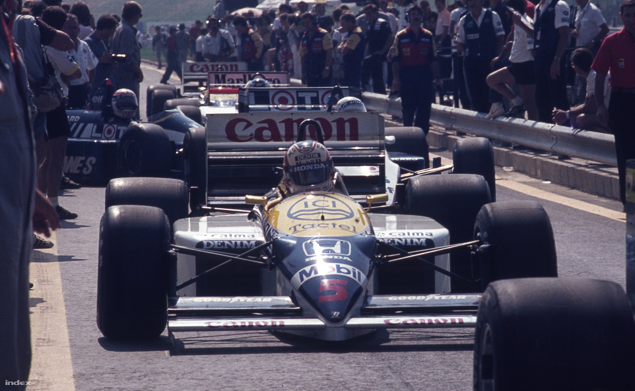 A 86-os Williams-Honda a mezőny legjobb autója volt, és már külsőre is majdnem teljesen olyan, mint a mostani gépek. A képen a Red 5, azaz Mansell és a Piros 5-ös autója látható.