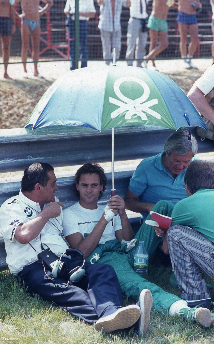 Egy újabb felejthetetlen arc, rengeteg hajjal: Gerhard Berger, a Benetton osztrák tehetsége. 26 éves volt, pár hónappal később nyerte első F1-versenyét, Mexikóban. A Hungaroringen sosem volt igazán szerencséje, egyszer sem győzött itt, a nyitóversenyünkön sem ért célba.