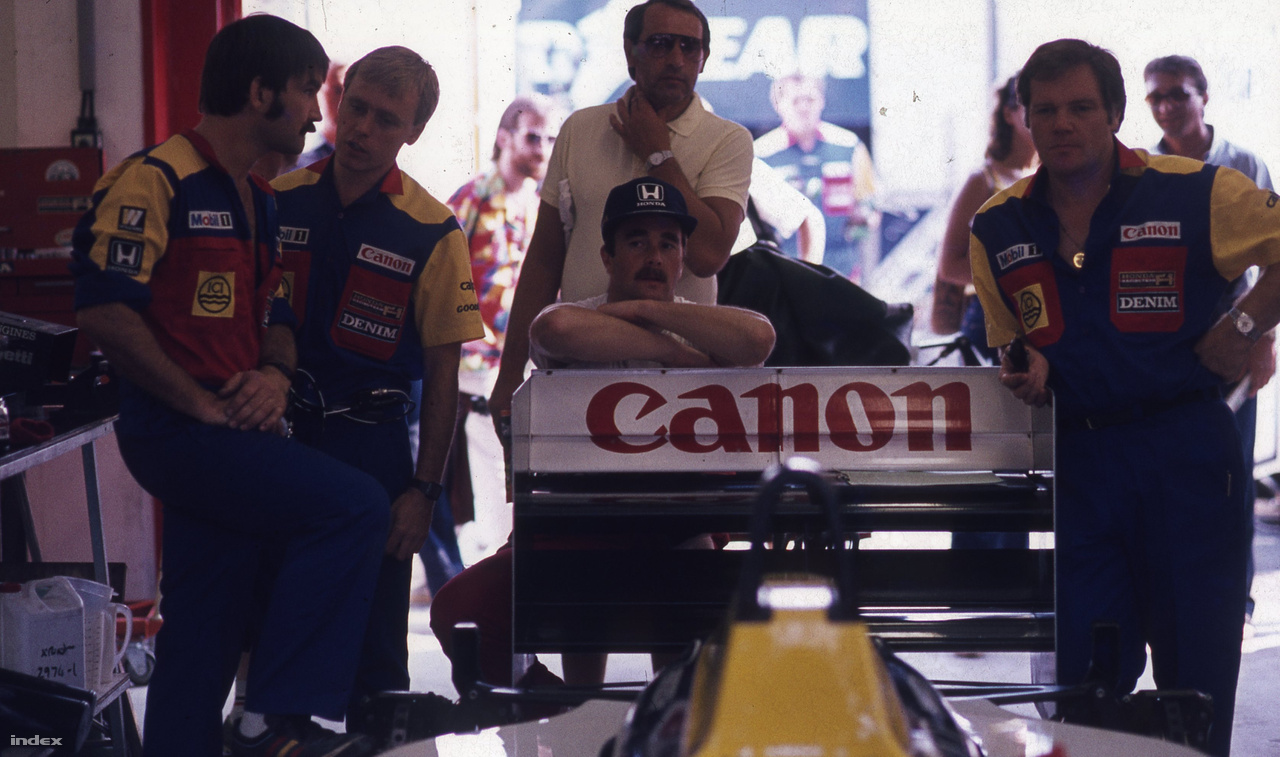 Az F1 bajusza, azaz Nigel Mansell a Williams-boxban figyeli az eseményeket mérnökei és szerelői között. Ő a negyedik helyről indult, és harmadik lett. Az első versenyünk még nem róla szólt, de a második, 1987-ben már igen, akkor esett le az egyik kerekéről az a bizonyos anyacsavar, ami miatt fel kellett adnia a vezető helyet. A balos forduló neve így épp 30 éve Mansell-kanyar. 1989-ben aztán Ferrarival győzött a Hungaroringen.