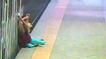 Épp ebédelt a metróvezető, miközben magával hurcolta a peronról a nőt