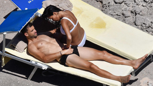 Nicole Scherzinger értelmezhetetlen dolgokban próbálja túlszárnyalni pasiját a strandon