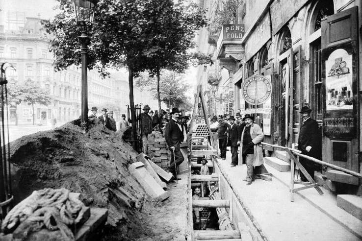 Tömbcsatorna fektetése a mai Bajcsy-Zsilinszky úton 1898 körül
                        