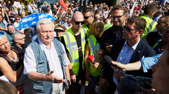 Lech Walesa a lengyel demokrácia megvédésére biztatta a tüntetőket
