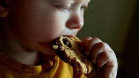 A kövér gyerek több egészséges ételt eszik? Na ne.