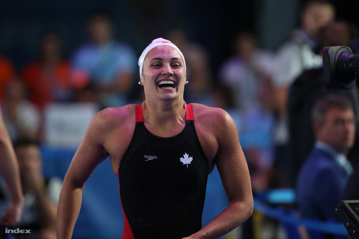 A győztes kanadai Kylie Jacqueline Masse a női 100 méteres hátúszás döntője után