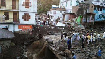 Több mint 90 ember halt meg az indiai áradásokban