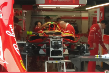 A kibelezett Ferrari, ritkán látni ezeket a csöveket az F1-kocsikon
