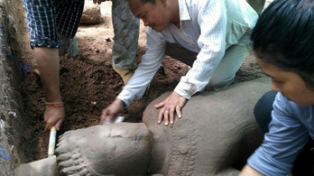 Óriási szobrot találtak Angkorban