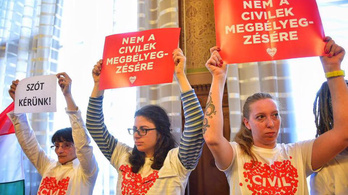 200 ezres bírság Bayer Zsolt taknyos-véres-civiles mondatáért