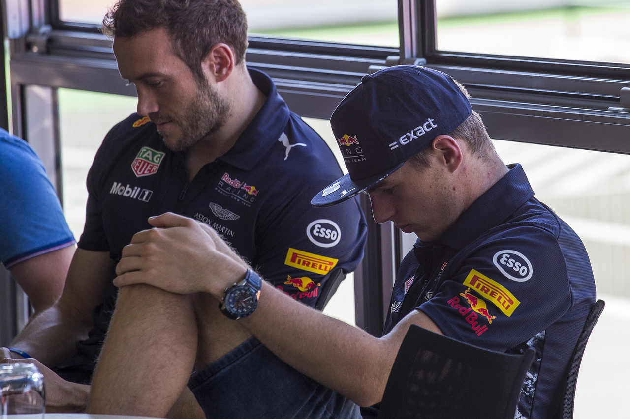 Elmélyült reggeli meditáció Verstappennel a Red Bull motorhome-jában