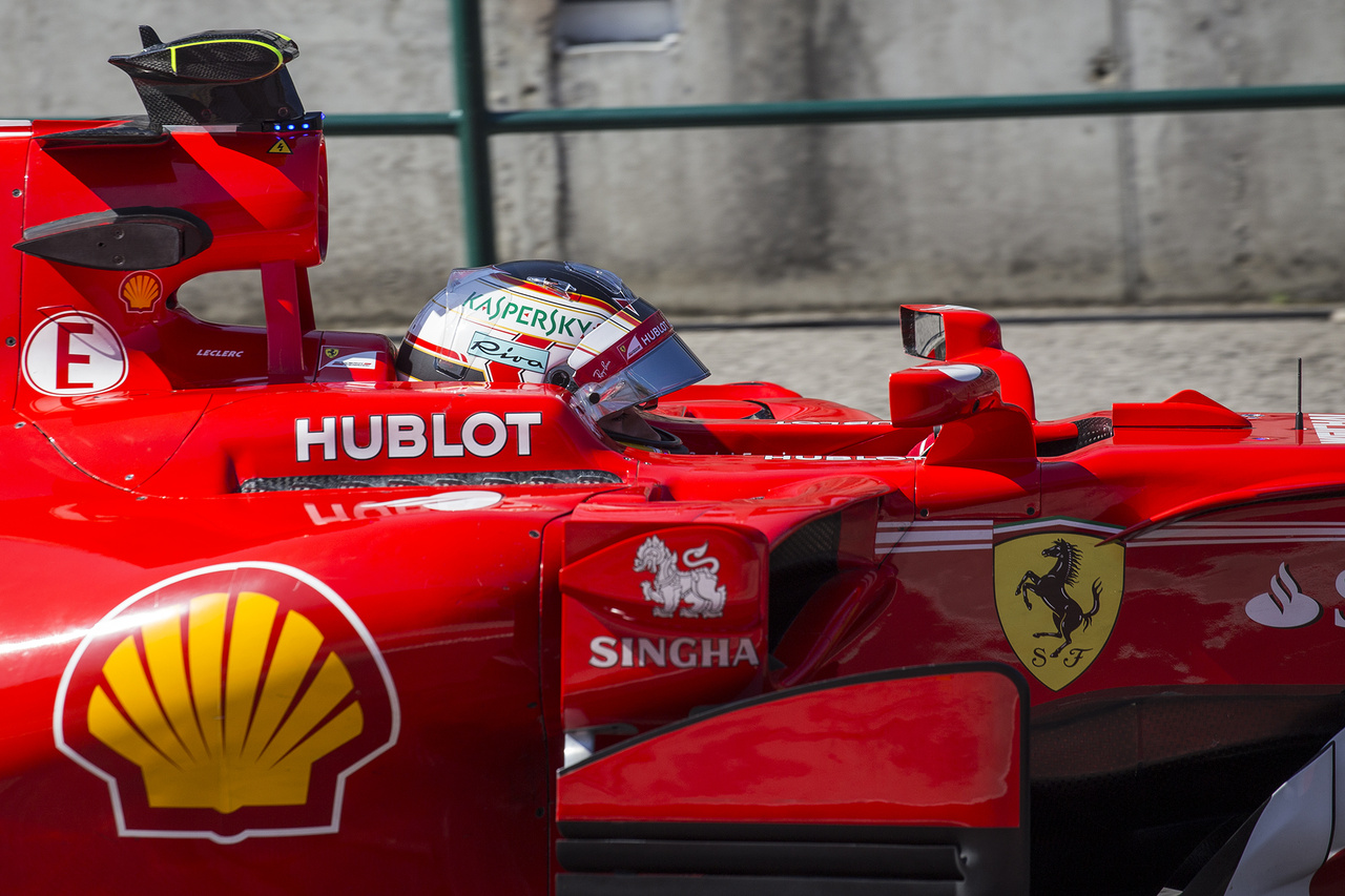 Az első napot is a Ferrari nyerte, mégpedig a szupertehetséges Charles Leclerc húzta be a mattot az edzés végén a mezőnynek. A srác több forrás szerint is már szinte biztos üléssel rendelkezik a Forma-1 következő szezonjára