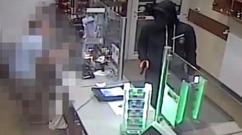 Videó készült a dohányboltot kiraboló maszkos férfiról