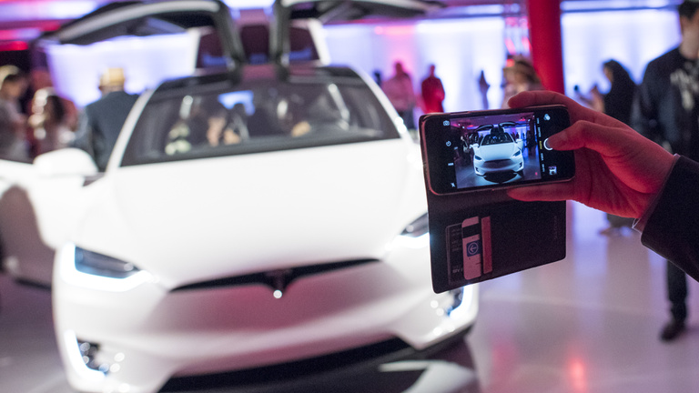 Az új Tesla az autók iPhone-ja