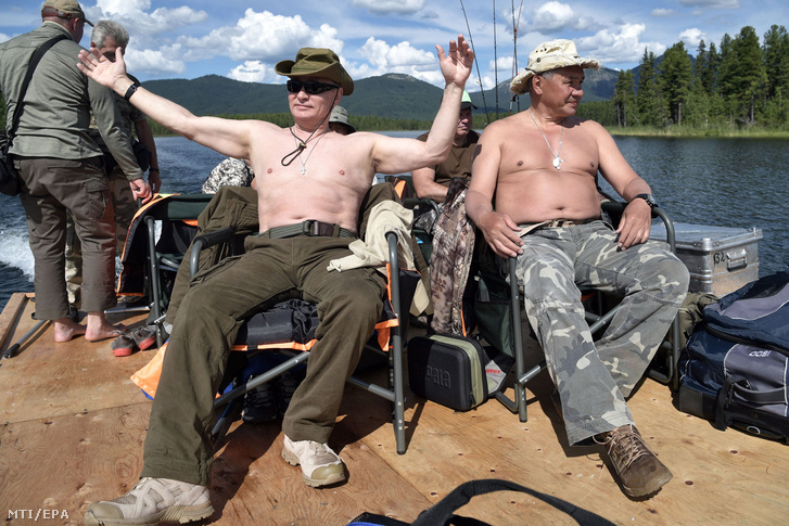 Vlagyimir Putyin orosz elnök (b) és Szergej Sojgu védelmi miniszter egy tóparti stégen pihen