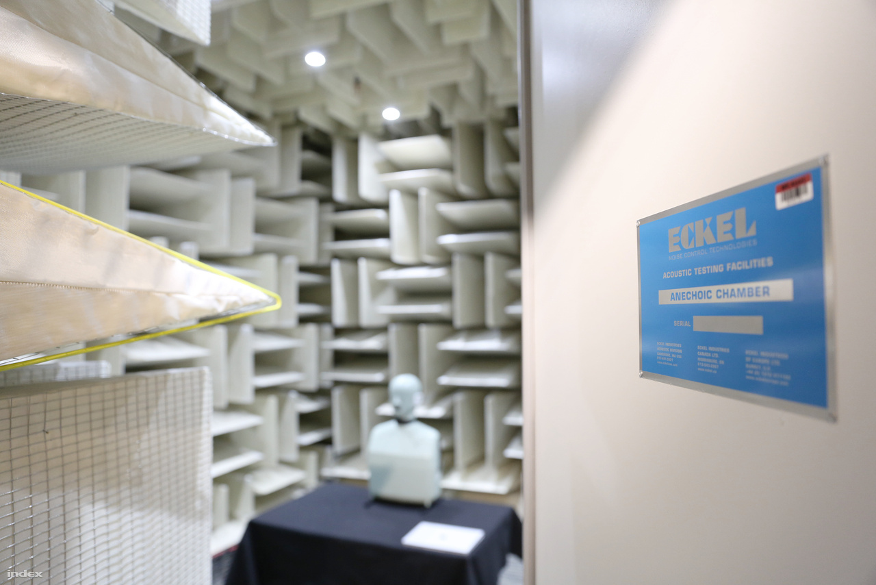 A visszhangmentes szobát az Eckel Industries nevű massachusetts-i cég építette 2014-ben. A helyiség 2015-ben nyerte el a Guinness-től a "Világ legcsendesebb helye" címet, amit korábban egy másik Eckel szoba birtokolt (a minneapolis-i Orfield Laboratories süketszobája volt a csúcstartó -13 decibellel).