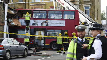 Busz rohant egy kirakatba Londonban, tízen megsérültek