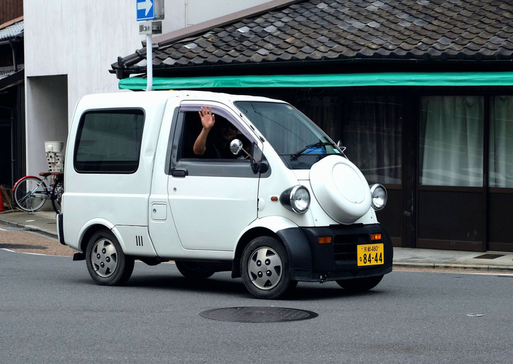 Daihatsu Midget II, létezett egy- és kétszemélyesben is, az orrán pedig az ott tényleg a pótkerék