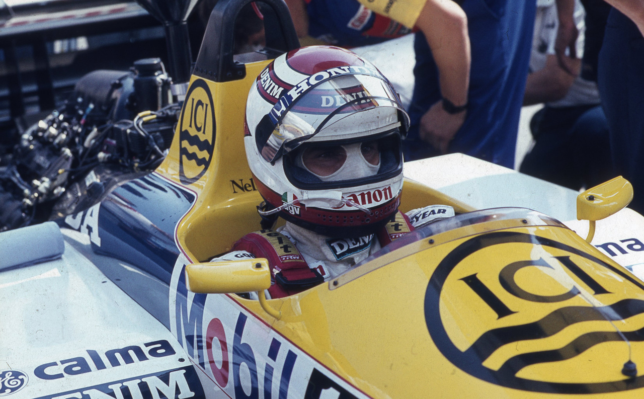
                        Nelson Piquet a Hungaroring első győztese lett, miután az F1-történet egyik legnagyobb manőverével, kívülről előzte Ayrton Sennát az első helyért. Annyira feküdt neki a magyar pálya, hogy a második nagydíjunkat is ő nyerte meg, 87-ben. Abban a szezonban a világbajnokságot is megszerezte, háromszoros bajnokként vonult vissza 1991 végén. Ma két fia versenyzői karrierjét egyengeti, és bizniszeit intézi.