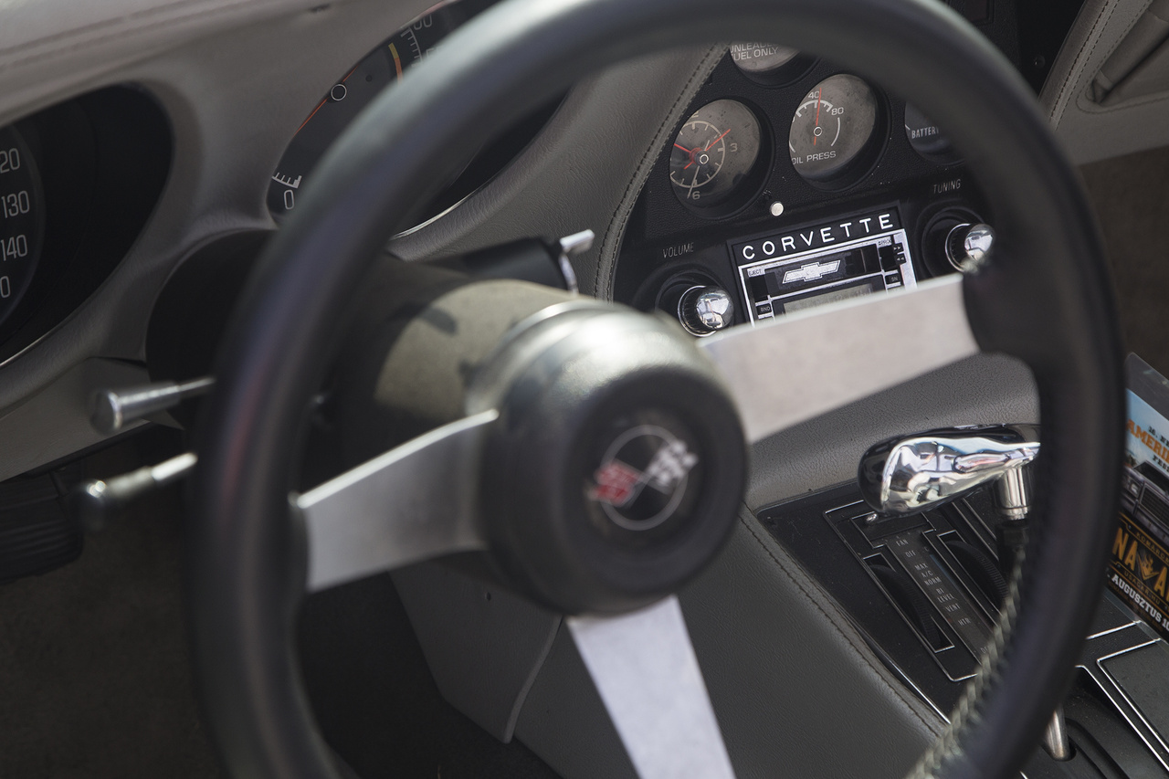 Chevy Corvette enteriőr. Az eredeti, krómozott feliratú kazettás magnó élőben és fotón is nagyot üt.