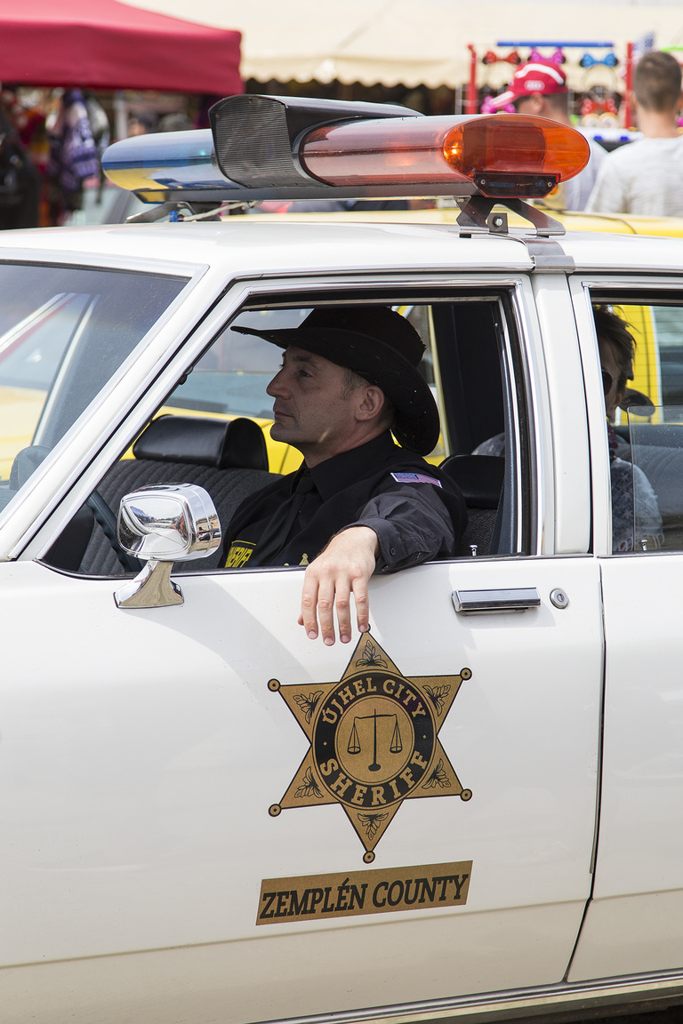 Identitászavar – a zempléni seriff tipikus amerikai rendőrautó replikában krúzolt körbe az erődben.