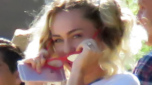 Miley Cyrus egyre férjezettebbnek tűnik