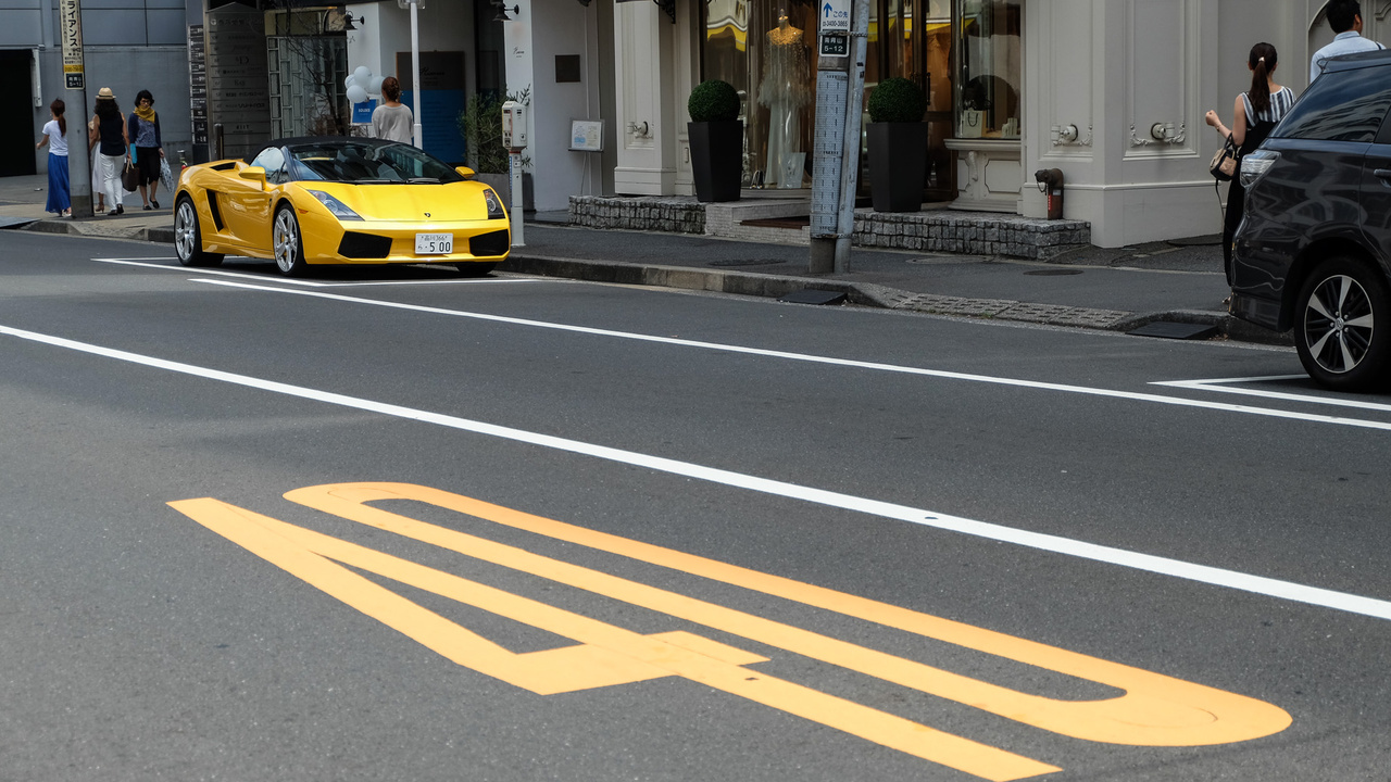Tokió belvárosában ha nem is gázol térdig az ember a szuperautókban, de nem kell sokat nézelődni, hogy belebotoljon valaki egybe. Ez itt egy Lamborghini Gallardo, amely éppen az útfestéshez öltözött