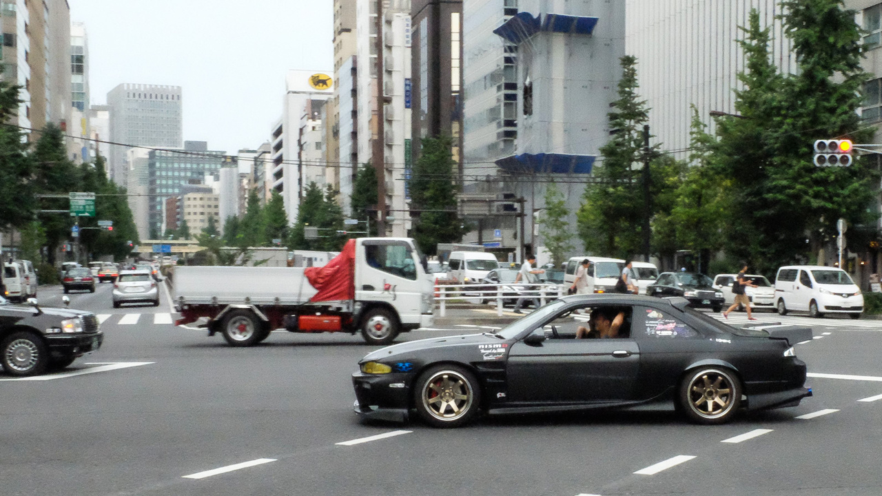Rendes dorihhüto-kürüma (driftautó), egy erősen átváltozott Nissan 200SX (ami amúgy ott Silvia) a Ginzán