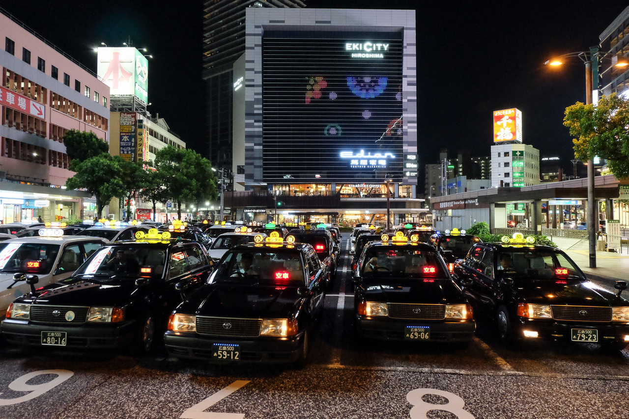 Taxik gyülekezője a hirosimai vasúti főpályaudvar mellett
