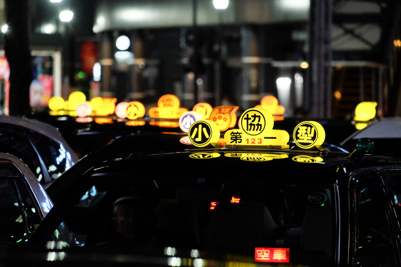 Nem szabadjelző, csak a taxitársaságot mutatja. Ellenben a szabadjelző a szélvédő mögött a két sárgás kandzsi, rózsaszínes-pirosas alapú kijelzőn