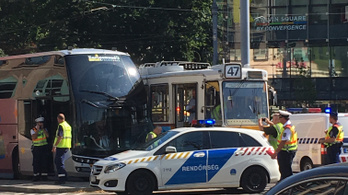 Turistabusz ütközött egy villamosnak a Kálvin téren